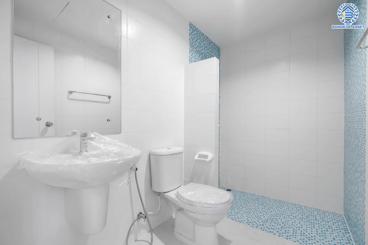 บ้านมือสองตกแต่งใหม่ ม.วิสต้าปาร์ค แจ้งวัฒนะ ทาวน์โฮม 3 ชั้น บนเนื้อที่ 22.8 ตร.ว. ฟังก์ชัน 3 ห้องนอน 3 ห้องน้ำ Master Bedroom เชื่อมต่อ Walk in Closet พร้อม Built-in ตู้เสื้อผ้าดีไซน์เรียบหรู บนทำเลโซนเมือง ใกล้ทางด่วน และเซ็นทรัลแจ้งวัฒนะ และเพียง 10 นาทีถึง รถไฟฟ้า "สถานีศูนย์ราชการนนทบุรี"